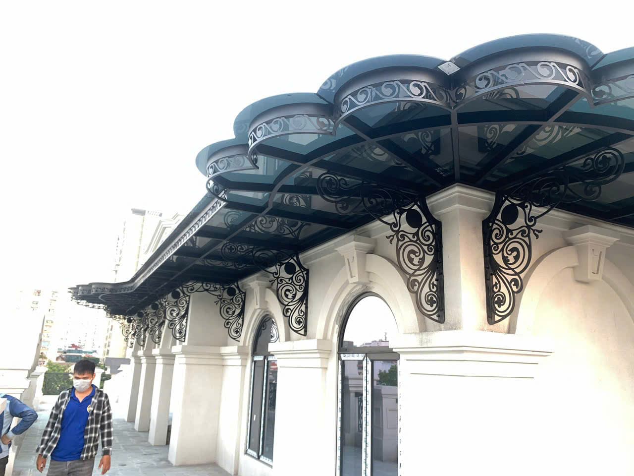 Mái vòm sân vườn khung sắt (pergola kính)